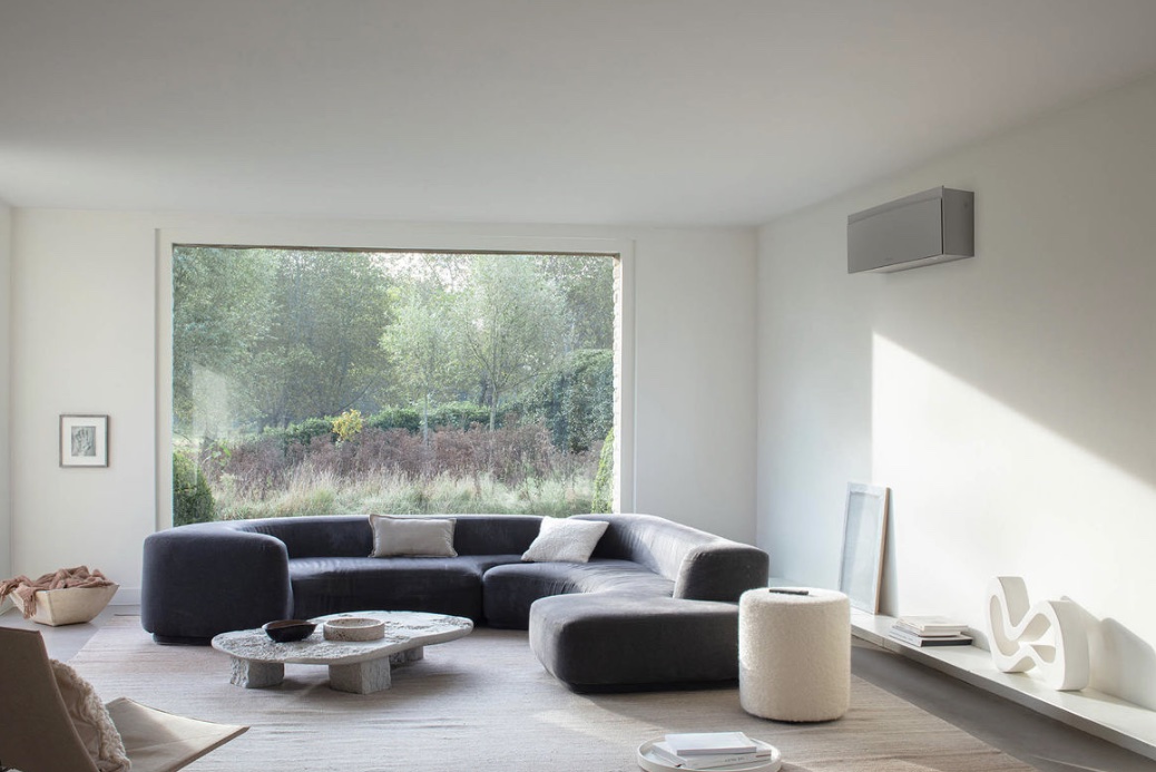 Lichte woonkamer met design wandairco van Daikin
