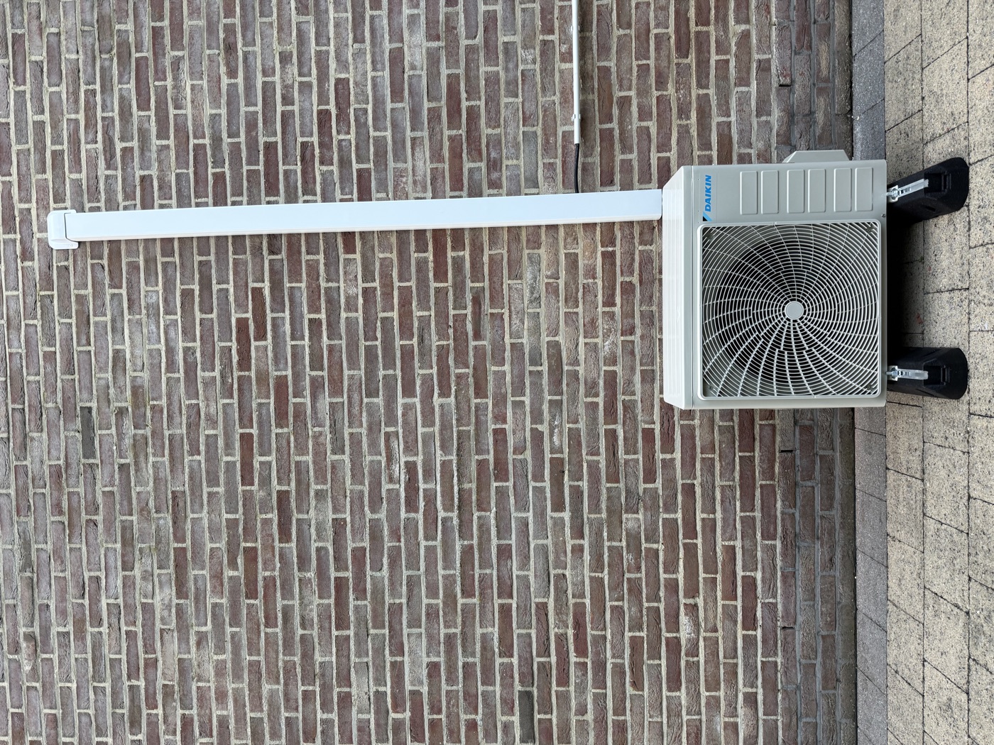 Daikin buitenunit netjes weggewerkt tegen de gevel in Zoerle-Parwijs (Westerlo)